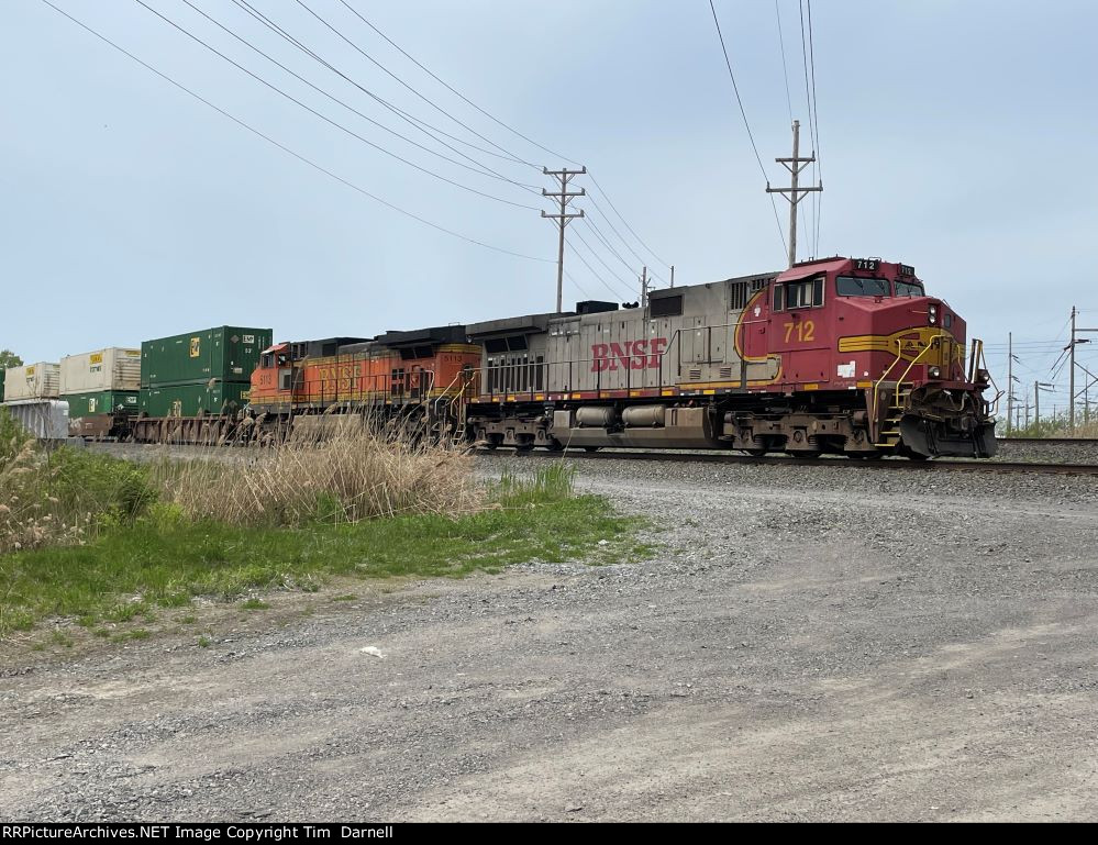 BNSF 712, 5113 on NS 264